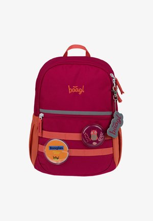 Rosa Rucksack mit orangefarbenen Akzenten, ausgestattet mit einem runden Eulenabzeichen, einem Knopf für Bilder und einem silbernen Reißverschluss mit einem Logo-Anhänger.