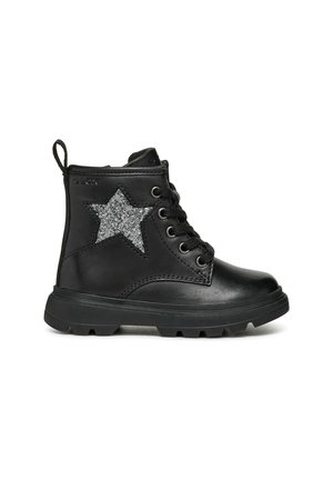 Zwarte enkelboot met veter, dikke zool en glinsterend zilveren sterdecoratie aan de zijkant.