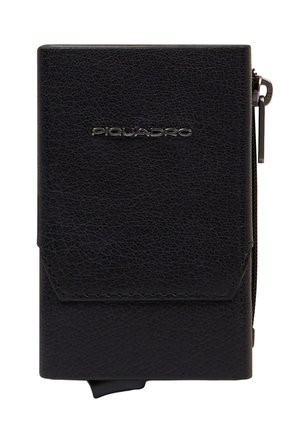 Schwarze Geldbörse aus strukturiertem Leder mit Metallreißverschluss an der Seite und metallischem Markenlogo "Piquadro" auf der Frontklappe.