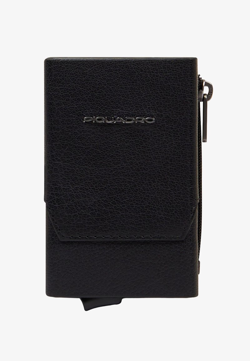 Cartera de cuero negro texturizado con cremallera metálica en el lateral y logo metálico de la marca "Piquadro" en la solapa frontal.