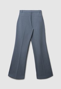 Pantaloni grigi a campana con una texture liscia, una vita su misura e due tasche posteriori. Il tessuto sembra leggero e strutturato.