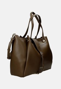 Borsa a tracolla in pelle marrone con due manici, cinturino regolabile e accessori in argento. Presenta una superficie testurizzata e una chiusura con zip.