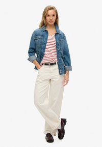 Superdry & Co EMBROIDERED V NECK  - Camiseta básica - varsity red optic stripe
