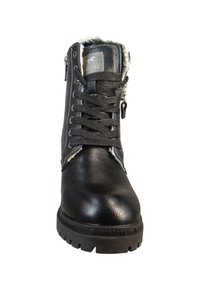 Czarny skórzany botek za kostkę z futrzanym ociepleniem, zaokrąglonym noskiem, solidną gumową podeszwą, metalowym zamkiem błyskawicznym i sznurowanym przodem. Materiał o fakturze.