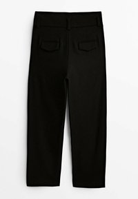 Zwarte broek met een gladde textuur, smal toelopende vorm en twee achterzakken met schuine kleppen. Heeft een schone tailleband met riemlussen.