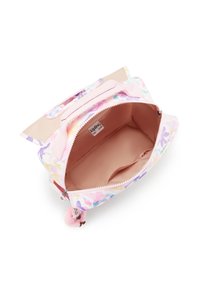 Liten rosa ryggsäck med blommönster, öppen huvudfack, beige inredning och en fluffig nyckelring fäst vid dragkedjan.