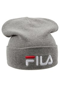 Gorro de lana gris con un diseño holgado. Presenta un logo bordado de "FILA" en blanco y rojo. Textura suave, material elástico.
