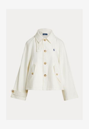 Kremowa bawełniana kurtka na guziki z patkami kieszeni, kołnierzem, regulowanymi mankietami i małym granatowym haftowanym logo konia na piersi.