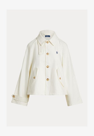 Χιονί λευκό βαμβακερό μπουφάν με κουμπιά στο μπροστινό μέρος, τσέπες με καπάκι, γιακά, ρυθμιζόμενο μανίκι και μικρό κεντημένο μεσαίο λογότυπο αλόγου σε ναυτικό μπλε στο στήθος.