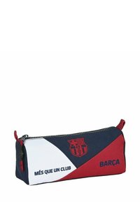 Prostokątny piórnik w niebieskim, białym i czerwonym kolorze z logo FC Barcelona, napisem "Més que un club" oraz tekstem "BARÇA", z zamkiem błyskawicznym na górze i czerwonymi uchwytami.