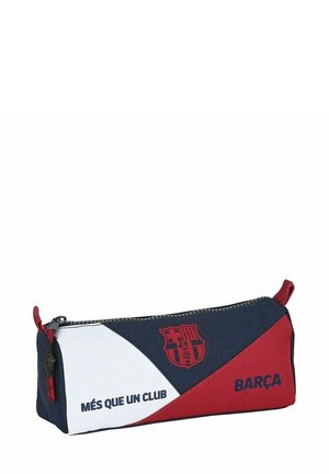 Prostokątny piórnik w niebieskim, białym i czerwonym kolorze z logo FC Barcelona, napisem "Més que un club" oraz tekstem "BARÇA", z zamkiem błyskawicznym na górze i czerwonymi uchwytami.