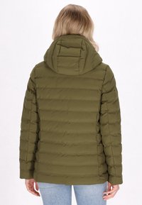 Olivgrön puffjacka med huva, med horisontell quiltning och en slät textur. Designad med långa ärmar och en avslappnad passform.