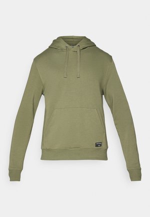 Sudadera verde oliva hecha de un tejido suave, con un bolsillo tipo canguro, capucha con cordón y puños acanalados. Diseño minimalista con una etiqueta en el dobladillo.