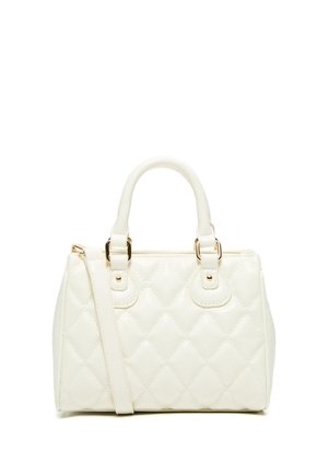 Biela prešívaná kabelka s dvojitými hornými rúčkami, zlatým kovovým príslušenstvom a odnímateľným ramenným popruhom na jednoduchom bielom pozadí.