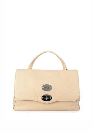 Sac à main en cuir beige texturé avec une poignée supérieure unique et deux fermoirs à clé tournante en argent sur le rabat avant.