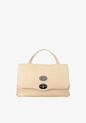 Borsa a mano beige in pelle strutturata con un manico singolo superiore e due chiusure a giravite argentate sulla patta frontale.
