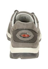 Grijze sneaker met een bovenwerk van suede en mesh, afgeronde neus, gevoerd kraagje en een rood accent logo. Bevat een lichtgewicht witte tussenzool.