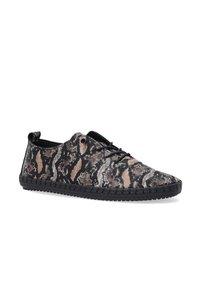 Sneakers met een zwarte, gestructureerde rubberen zool en een slangenprint stof bovenkant in tinten bruin, beige en zwart, met vetersluiting.