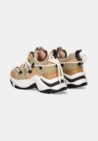 Zapatillas multicolores que combinan malla y ante en tonos marrón, oliva y negro, con cordones prominentes y una suela blanca gruesa.