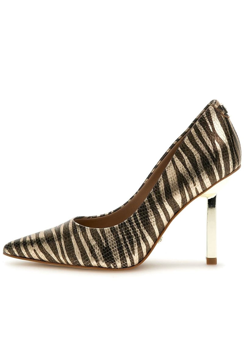 Scarpa con tacco alto a punta, in stampa animale, con superficie testurizzata, tacco a stiletto metallico e strisce a zebra a contrasto.