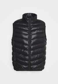 Schwarze Steppweste mit hohem Kragen, gestepptem Muster und vorderem Reißverschluss. Verfügt über ein weißes Logo auf der Brust und eine glatte, glänzende Textur.