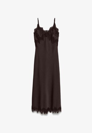Czarna sukienka na ramiączkach z satyny z regulowanymi paskami, zdobiona kwiatową koronką wzdłuż dekoltu i dołu, tworząca delikatny kontrast tekstur.