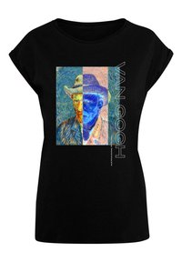 Svart t-skjorte med et delt design av livlige Vincent van Gogh kunstverk, med dristige, fargerike mønstre og tekst som leser "VAN GOGH."