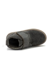 Botín de ante gris con cinta de velcro, punta redonda y suela de goma color marrón. Cuenta con un suave forro interior y detalles de costura mínimos.