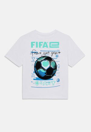Camiseta blanca de algodón con un gráfico de un balón de fútbol, detalles en color teal, texto "FIFA" y varios íconos relacionados con deportes y trofeos.