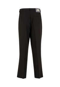 Pantalones negros con un diseño de pierna recta, que cuentan con una cinturilla, un bolsillo trasero y una etiqueta de logo en la parte posterior. Textura de tela suave.