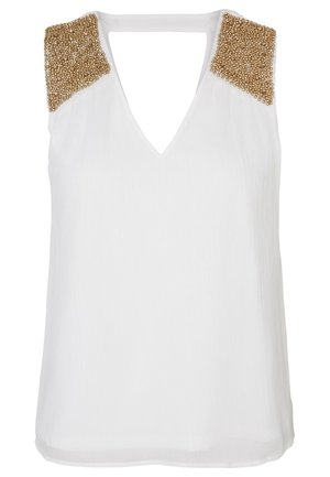 Biała, bezrękawnikowa bluzka z dekoltem w kształcie litery V, z złotymi ozdobami z koralików na ramionach i subtelną teksturą tkaniny.