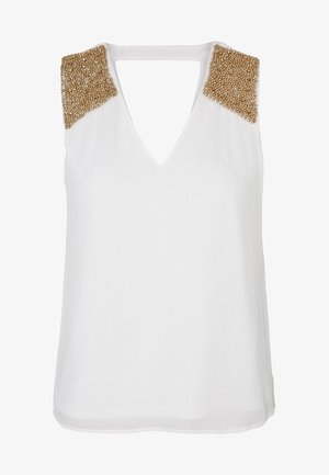 Blouse blanche sans manches à col en V avec des ornements en perles dorées sur les épaules et un tissu subtilement texturé.