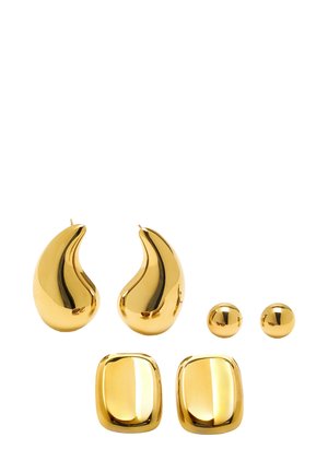 Zestaw złoconych metalowych kolczyków zawierający dwa kształty łezki, dwie małe kuleczki oraz dwa kwadratowe kształty, wszystkie o błyszczącej, gładkiej powierzchni.