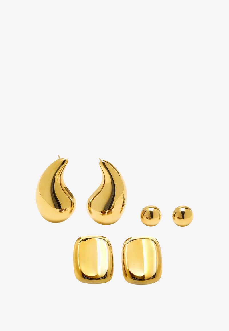 Zestaw złoconych metalowych kolczyków zawierający dwa kształty łezki, dwie małe kuleczki oraz dwa kwadratowe kształty, wszystkie o błyszczącej, gładkiej powierzchni.