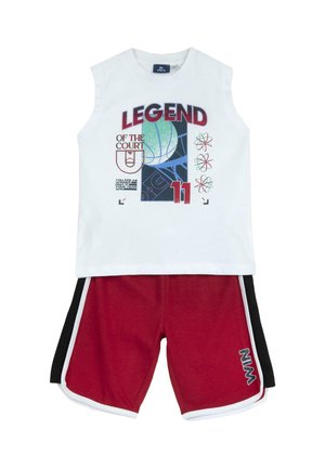 Weißes ärmelloses Shirt mit Basketball-Grafik und Text; rote Shorts mit weißen und schwarzen Akzenten, mit dem Schriftzug "WIN" an der Seite.