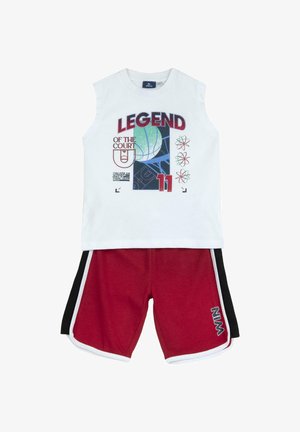 T-shirt blanc sans manches avec un graphique de basketball et du texte ; short rouge avec des accents blancs et noirs, avec le texte "WIN" sur le côté.