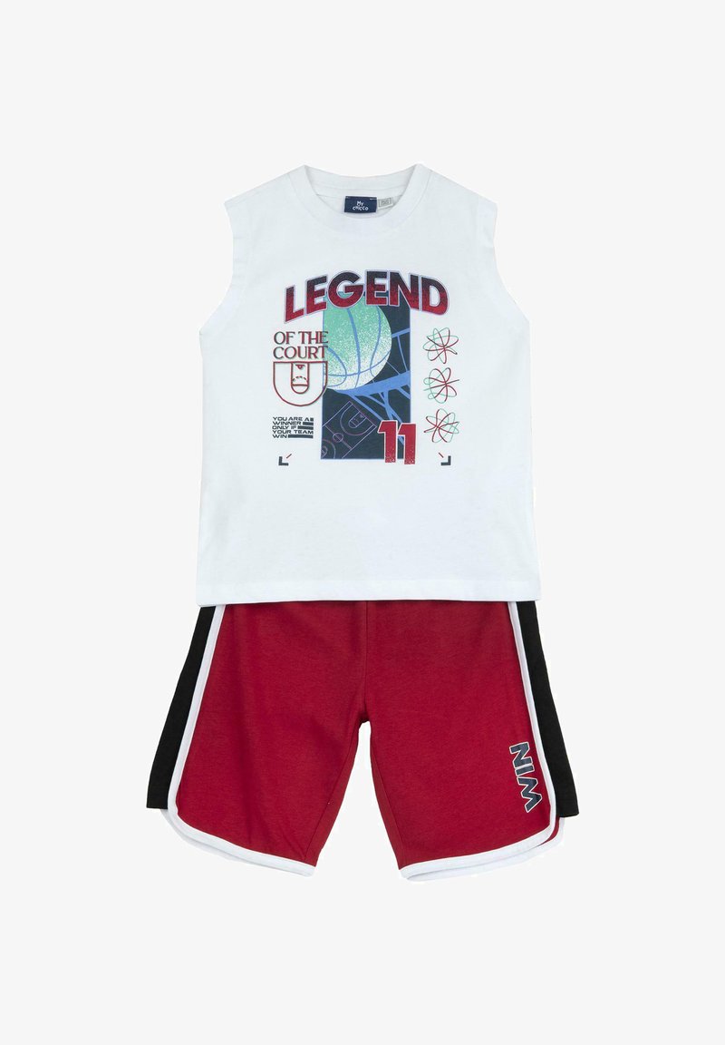 T-shirt blanc sans manches avec un graphique de basketball et du texte ; short rouge avec des accents blancs et noirs, avec le texte "WIN" sur le côté.