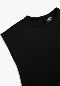 Zwart kort mouwtopje gemaakt van soepele stof, met een klassieke ronde halslijn en minimale stikseldetails. Label zichtbaar bij de hals.