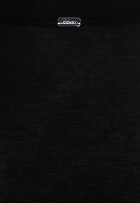 Svart bomullst-shirt med en slät yta, korta ärmar och en silverfärgad Jockey-logotagg nära halsringningen. Enkelt, klassiskt design.