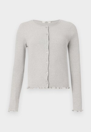 Lichtgrijze geribde gebreide cardigan met ronde halslijn, knopen aan de voorkant, lange mouwen en gerimpelde randen aan zoom en manchetten.