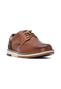 Zapato de cuero marrón con cordones, con un upper liso y un acento oscuro contrastante. Presenta una suela ligera con agarre texturizado y costuras decorativas.