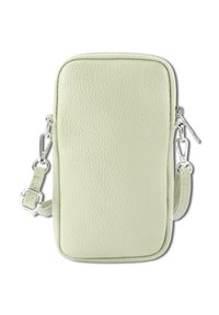 Groene leren crossbodytas met een gladde textuur, rechthoekige vorm, zilverkleurige hardware en een verstelbare riem. Voorzien van een ritssluiting.