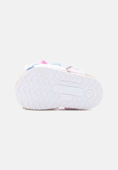 Λευκή λαστιχένια σόλα με κυματιστό σχέδιο πέλματος· πολύχρωμες ελαστικές ταινίες και ανθισμένες λεπτομέρειες σε επάνω μέρος από υφασμάτινα υλικά με υφή. Κατασκευασμένο στην Ιταλία.