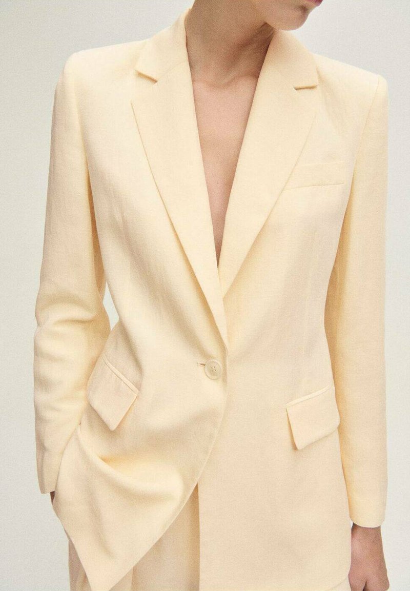 Lichtgele op maat gemaakte blazer van linnen, met een enkele knoop, notch revers en twee zijzakken. Glad textuur en slim fit ontwerp.