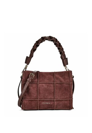 Braune Wildlederhandtasche mit gestepptem quadratischem Muster, geflochtenem Griff, verstellbarem Riemen und kleinem Metalllogo vorne.