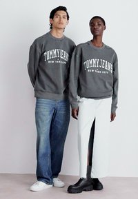 Tommy Jeans ESSENTIAL JACKET UNISEX - Flísová bunda - black