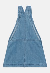 Džínové šaty v modré barvě, s širokými ramínky, rozšířenou sukní a zesílenými švy s hladkým povrchem.