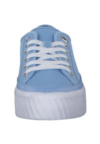 Sneaker azzurro chiaro con tomaia in rete, lacci bianchi, occhielli argentati e suola in gomma bianca con texture. Punta arrotondata e dettagli a contrasto.