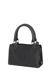 Borsa nera con un design strutturato, ricoperta da una trama scintillante. Presenta manici curvi e accessori in tonalità oro.