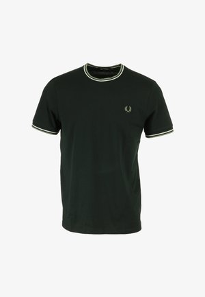 Camiseta de algodón verde con cuello redondo, acentos a rayas blancas y verdes en las mangas y un pequeño emblema en el pecho.